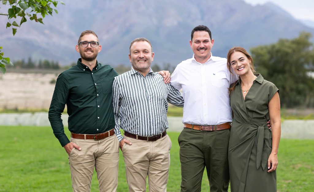 Boshoff & Moore-direkteure saam buite op die kantoorgras in die Boland.
